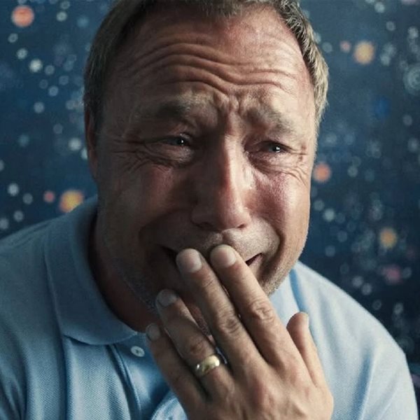 'Τι σημαίνει να είσαι άντρας': Ο δημιουργός της σειράς Adolescence ζητά από πατεράδες να γράψουν γράμματα στους γιους τους