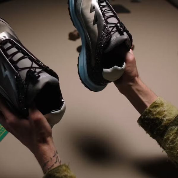 Με αυτά τα παπούτσια μπορείς να πάρεις τηλέφωνο τους δικούς σου