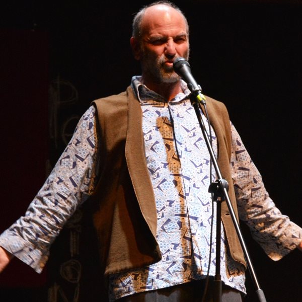 Το μικρό αναρχικό καλοκαίρι και η από σκηνής φιλοσοφία