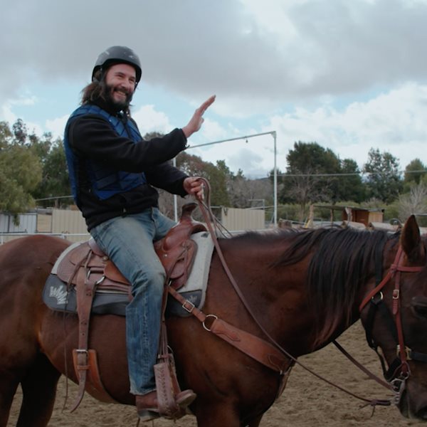 Το νέο μεγάλο meme του Keanu Reeves έρχεται καβάλα στο αλόγο