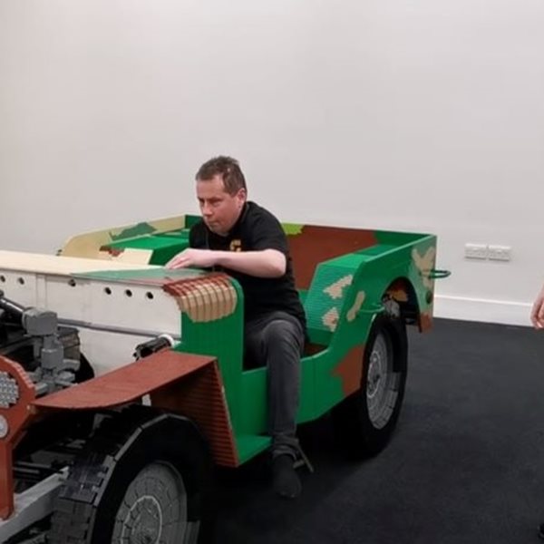 Πώς καταστρέφεις ένα τζιπ Lego με 120.000 τουβλάκια