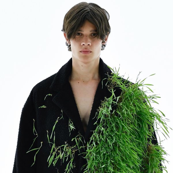 Τι νόημα έχουν τα χορταριασμένα ρούχα του Jonathan Anderson;