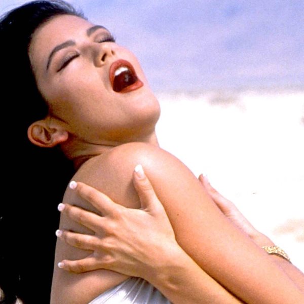 Catherine Zeta Jones: Κάνει χούλα χουπ φορώντας μόνο ένα καπέλο και το μπικίνι της