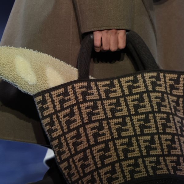 Θα κρατούσες ποτέ μία τσάντα που μοιάζει με φραντζόλα;