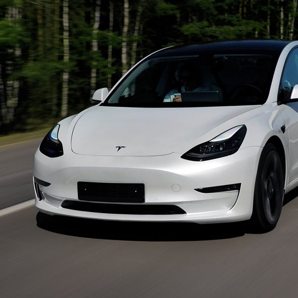 Ισχύει άραγε ότι οι μισοί κάτοχοι αυτοκινήτων Tesla επιστρέφουν στη βενζίνη;