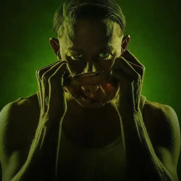 O Charlie Hunnam υποδύεται τον κατά συρροή δολοφόνο Ed Gein στην 3η σεζόν του Monster στο Netflix