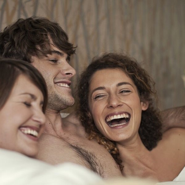 Πώς να προσεγγίσεις την ιδέα για τρίο, χωρίς να καταστρέψεις τη σχέση σου