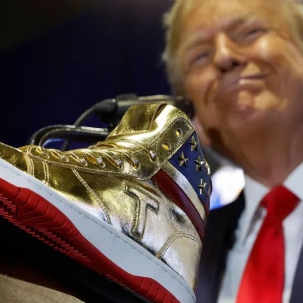 Ο Donald Trump λανσάρει δικά του παπούτσια για να πληρώσει τα χρέη του