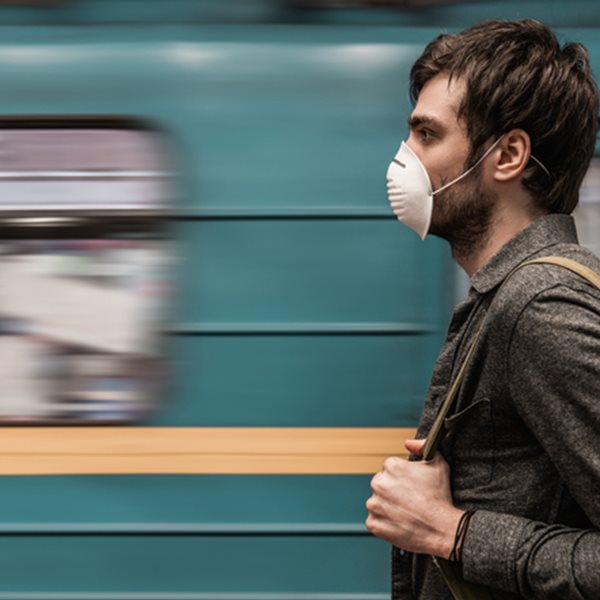 Κορονοϊός: Νέο ρεκόρ διασωληνωμένων με λιγότερα κρούσματα λόγω 25ης Μαρτίου