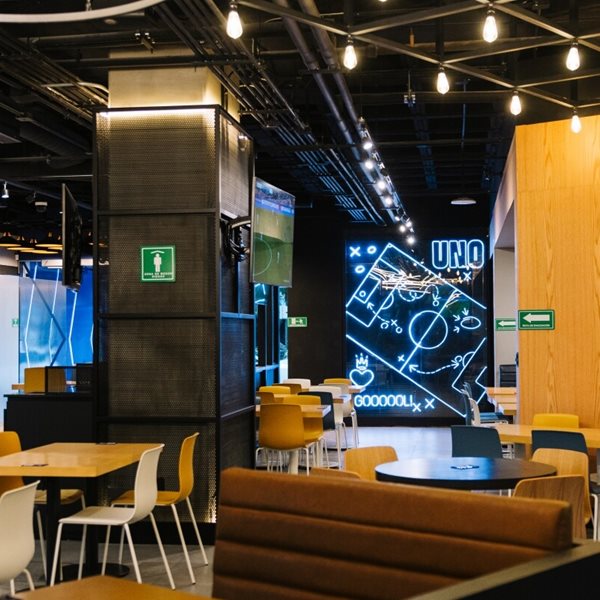 Απολαμβάνοντας burger στο εστιατόριο των πρωταθλητών