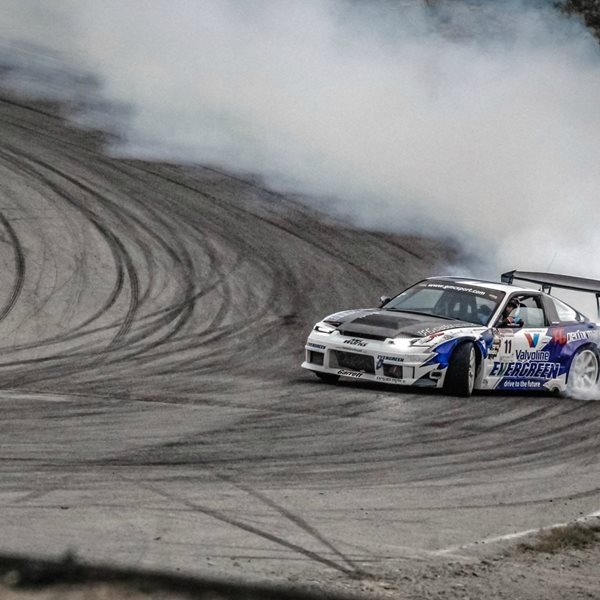 Ένα συναρπαστικό ρολόι βγαλμένο από τους αγώνες ταχύτητας