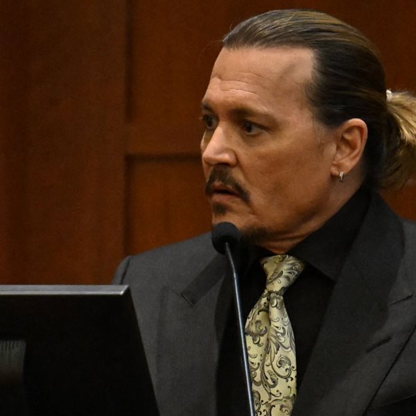 Γιατί όλο το Ίντερνετ στηρίζει τον Johnny Depp