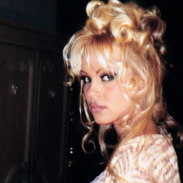 Το Pamela, A Love Story έρχεται για να βάλει τα πράγματα στη θέση τους