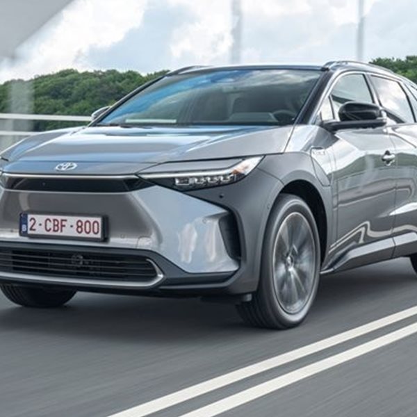 Έτοιμη να αναθεωρήσει η Toyota για τα ηλεκτρικά αυτοκίνητα