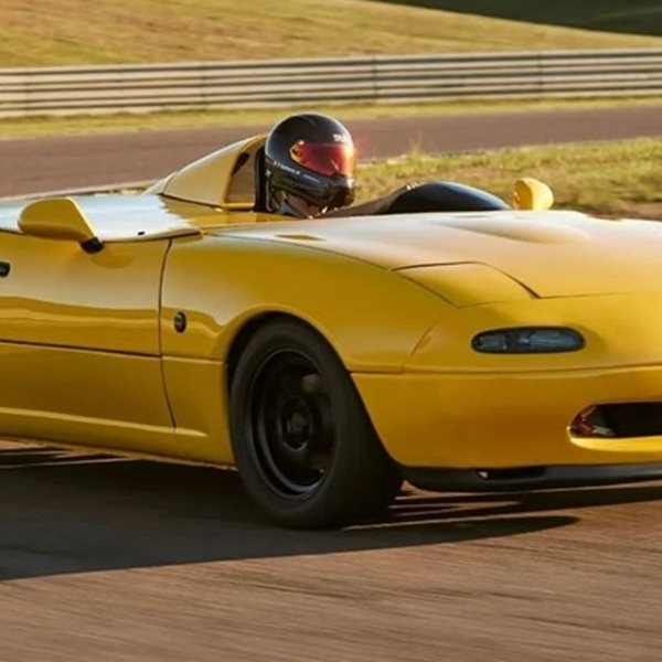 Ναι, κυκλοφορεί μονοθέσιο restomod Mazda MX-5 πρώτης γενιάς