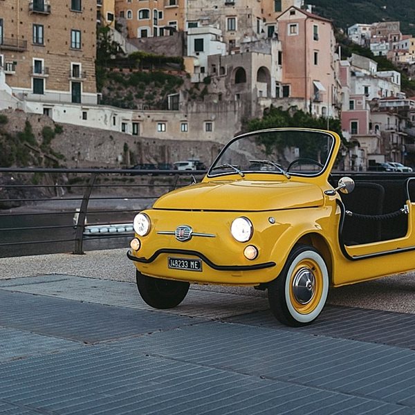 Ο γύρος της Ιταλίας με ένα σπάνιο ηλεκτρικό Fiat 500