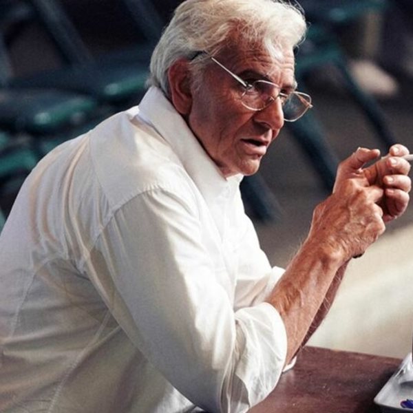 Ο Bradley Cooper εξηγεί και εξηγείται για την προσθετική μύτη στο Maestro