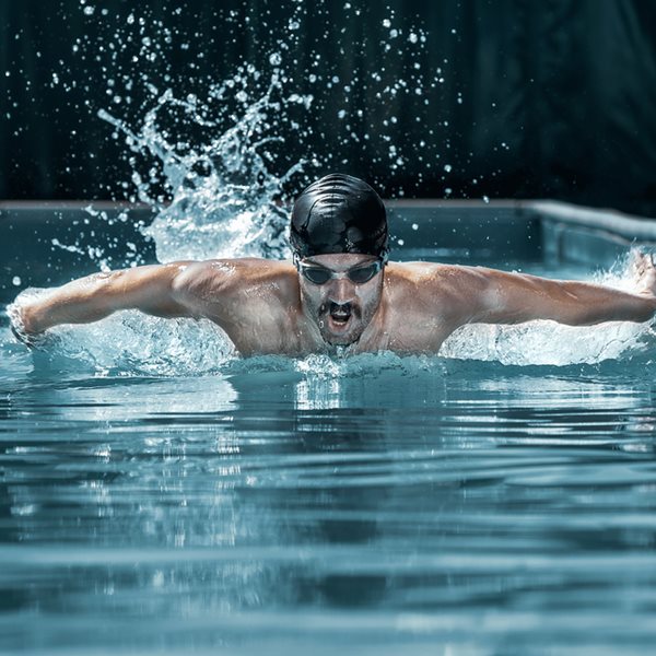 Η κολύμβηση HIIT λιώνει το λίπος σε χρόνο-ρεκόρ