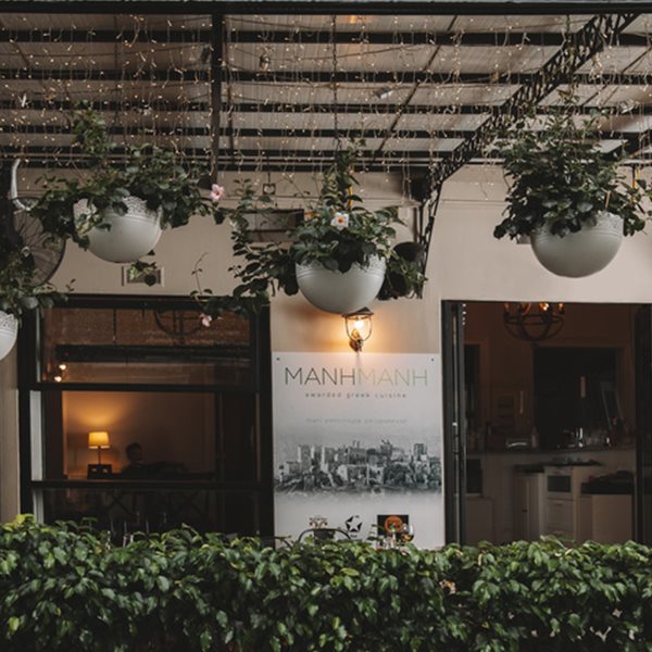 Το αθηναϊκό εστιατόριο που γοήτευσε τους New York Times και η καταπράσινη αυλή του