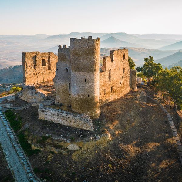 Αποκτώντας ένα μυθικό κάστρο στην τιμή ενός κανονικού σπιτιού
