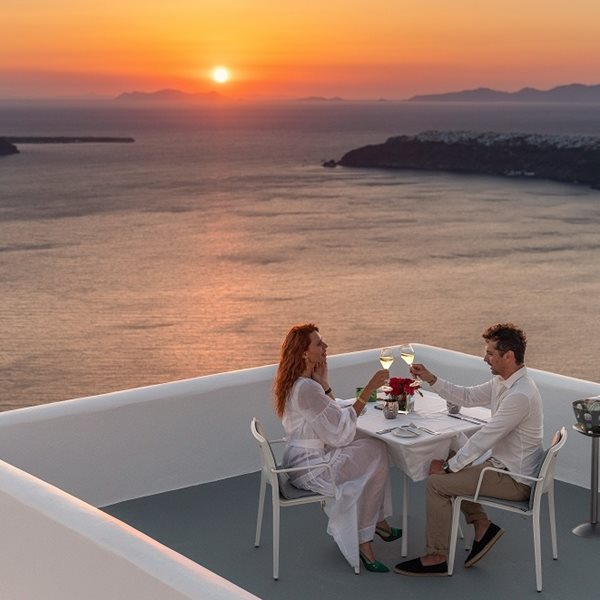 To Varoulko Santorini μας προσκαλεί σε ένα μοναδικό ταξίδι οινογευσίας στο Grace Hotel: