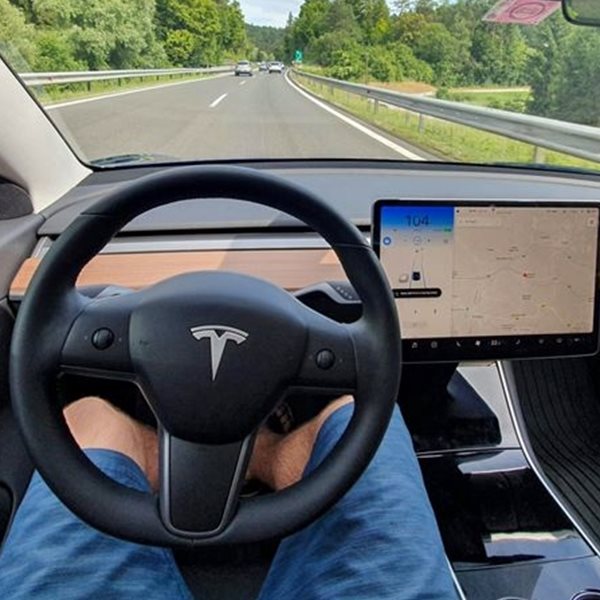 Πώς είναι να "οδηγείς" την τελευταία έκδοση αυτόνομου Tesla;