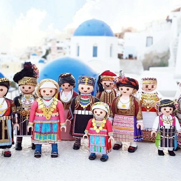 Όταν τα Playmobil ντύθηκαν με παραδοσιακές φορεσιές της Ελλάδας