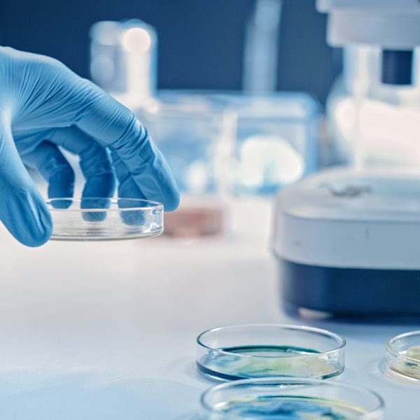 Η ελπιδοφόρα θεραπεία για τον κορονοϊό από την AbCellera