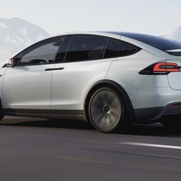 O Elon Musk ανακοινώνει φθηνό Tesla και αναμένεται χαμός