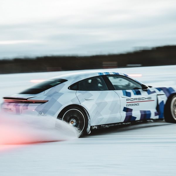 Δείτε την Porsche Taycan να κάνει ένα εντυπωσιακό ρεκόρ Guinness (video)