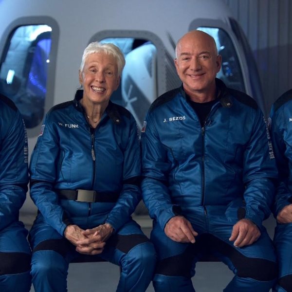 Ο Jeff Bezos στο διάστημα. Και;