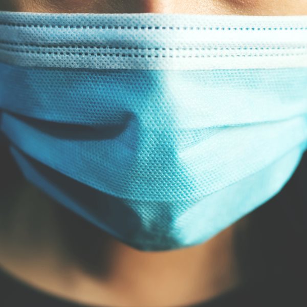 Γιατί γίνεται και πάλι υποχρεωτική η μάσκα