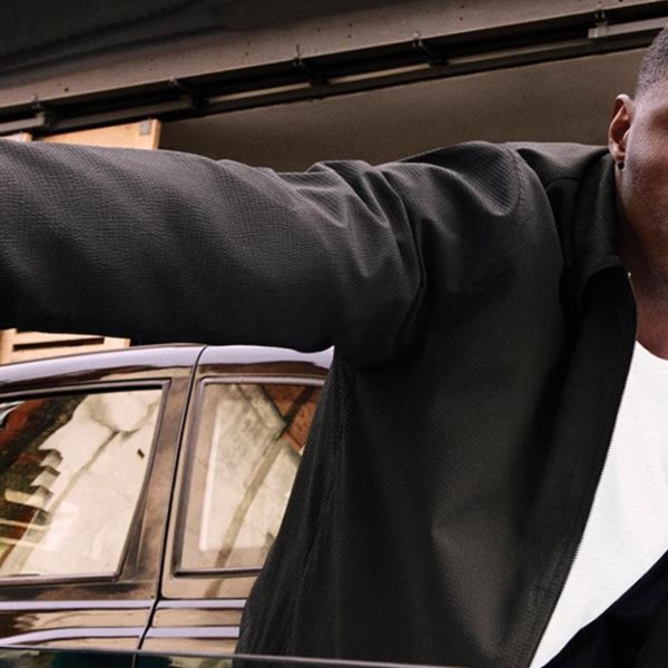 Ο Idris Elba επαναπροσδιορίζει το αντρικό στυλ φορώντας Calvin Klein