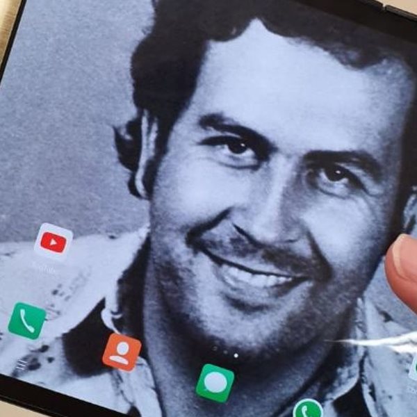 O αδερφός του Pablo Escobar μόλις παρουσίασε το smartphone του