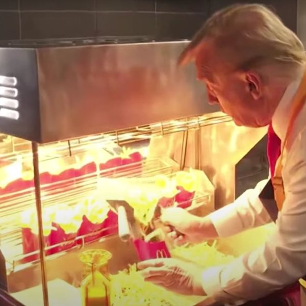 Ο Donald Trump σερβίρει τηγανητές πατάτες στην τοποθεσία McDonald's (video)