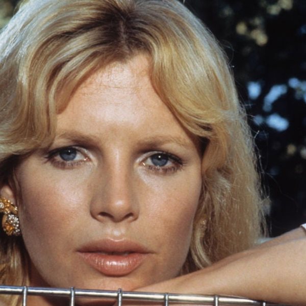 Η Kim Basinger και η παντοτινή γοητεία της 'σεξωγήινης' των '80s