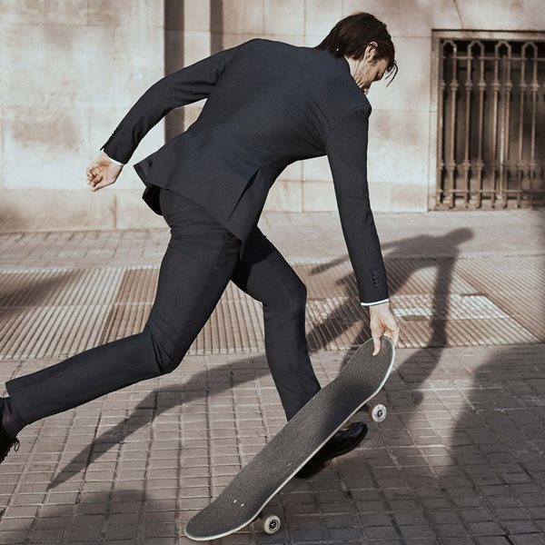 Αυτό το κοστούμι της Mango δεν θέλει σίδερο