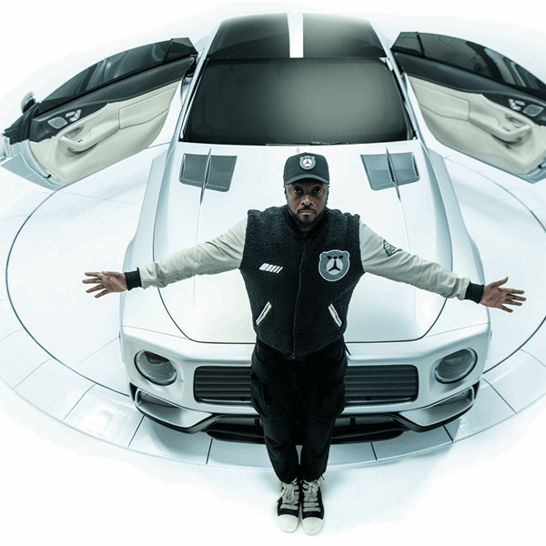 will.i.AMG με σήμα το αρκούδι