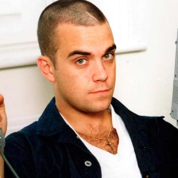 O Robbie Williams νιώθει στοχοποιημένος από τους εξωγήινους