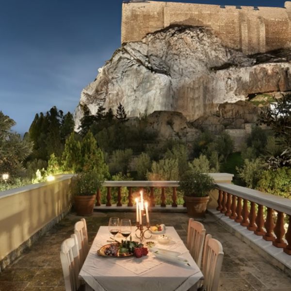 Μαγευτική βίλα ακριβώς δίπλα στην Ακρόπολη πωλείται και η τιμή της ζαλίζει (video)