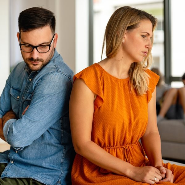 Τι είναι το phubbing και γιατί οδηγεί σε όλο και περισσότερους χωρισμούς