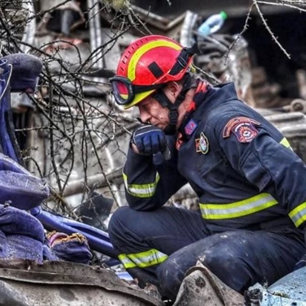 Αυτή ίσως είναι η πιο συγκινητική φωτογραφία από την τραγωδία στα Τέμπη