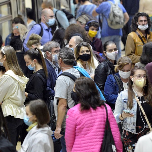 3.586 νέα κρούσματα κορονοϊού