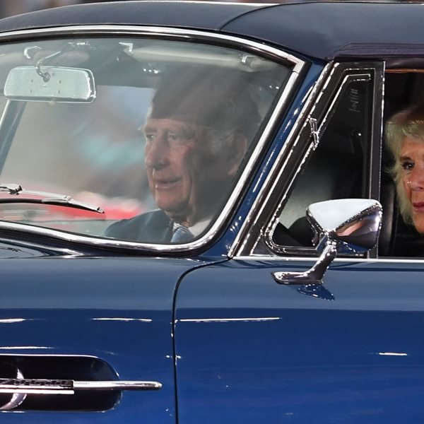 Ο Πρίγκιπας Κάρολος εμφανίστηκε με vintage Aston Martin που λειτουργεί με τυρί και κρασί