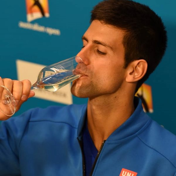 Ο Novak Djokovic αφήνει σιγά σιγά τη ρακέτα και πιάνει το κρασί