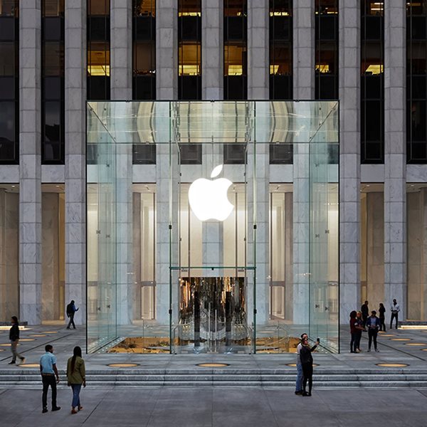 Το θρυλικό κατάστημα της Apple στη Νέα Υόρκη άνοιξε ξανά τις πύλες του