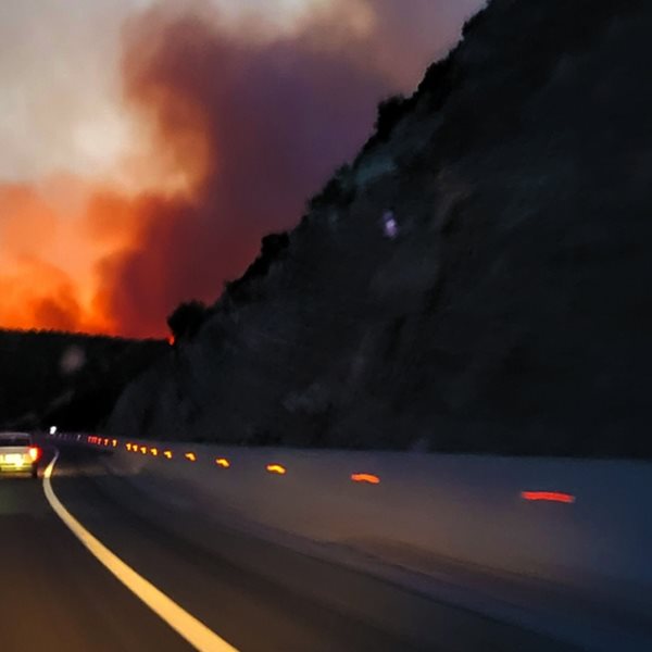 Συνεχίζεται η μάχη με τις φλόγες σε Αίγιο, Κέρκυρα, Κάρυστο, Ρόδο και Υλίκη