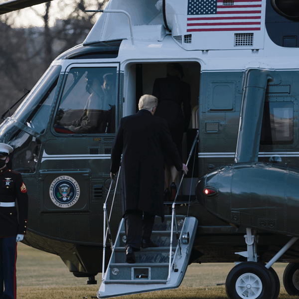 Ο Donald Trump φεύγει αλλά υπόσχεται να επιστρέψει