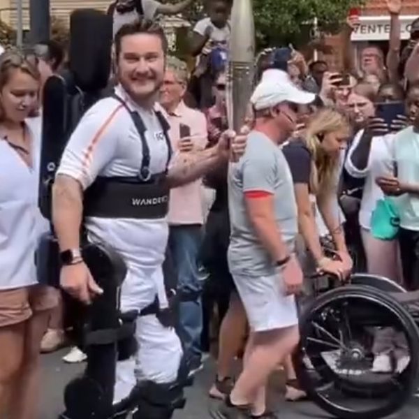 Η συγκλονιστική στιγμή που ένας παραπληγικός αθλητής περπατά ξανά ως λαμπαδηδρόμος στους Ολυμπιακούς Αγώνες 2024