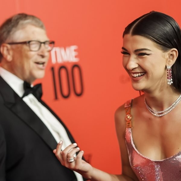 Η Phoebe Gates ποζάρει με μαγιό για πολύ σοβαρό λόγο